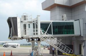 Penumpang menaiki jambatan